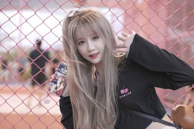16岁少女嫁给51岁好莱坞男星！女方控诉婚后惨遭虐待：我才是挣钱养家的人